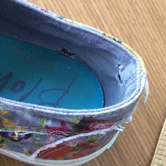 Cute Malibu Blow Fish Leisure Tennis Shoes in Floral Pattern - Picture 4 of 5